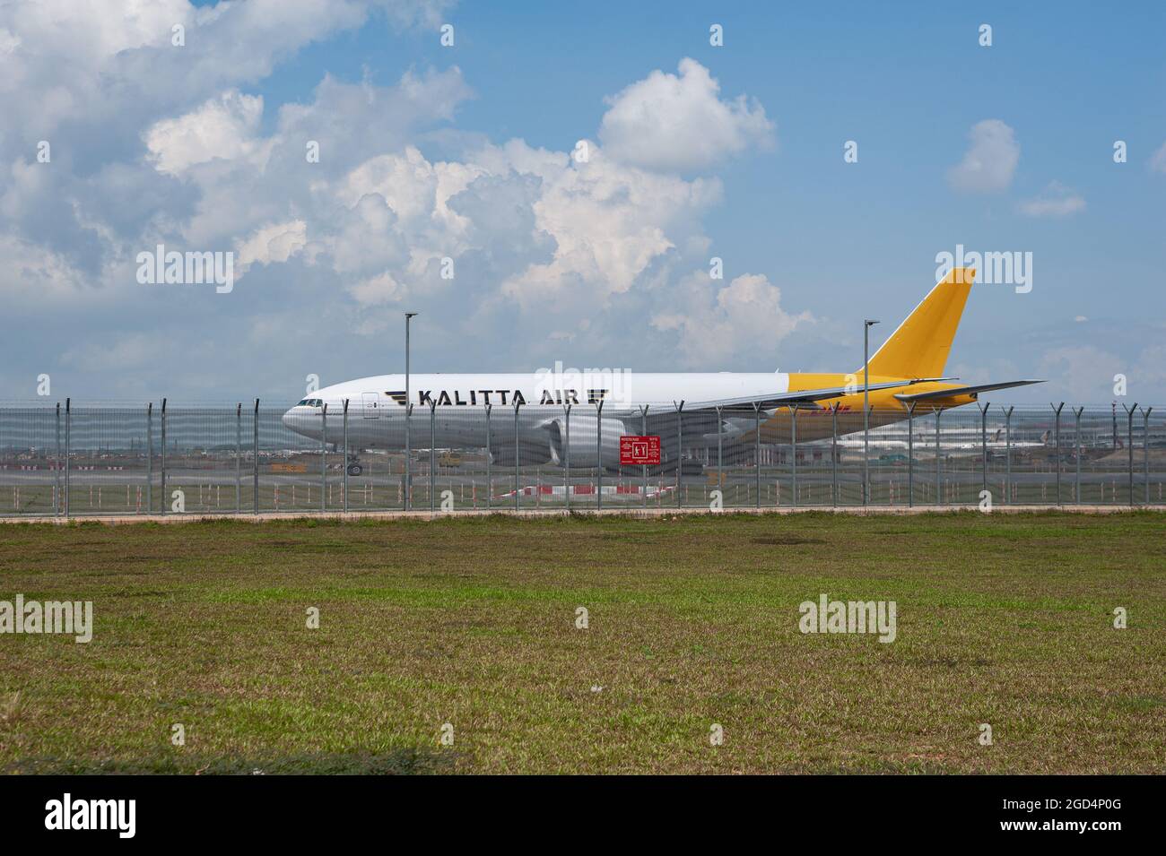 10.08.2021, Singapur, Republik Singapur, Asien - EIN Kalitta Air DHL Cargo Boeing 777-200 F Frachter Jet am Changi International Airport. Stockfoto