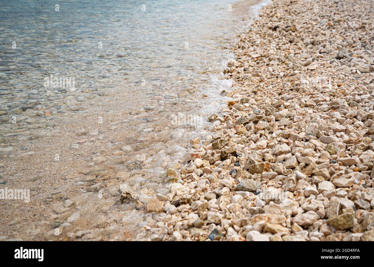 Felsiger Meeresboden mit Wasser. Stockfoto