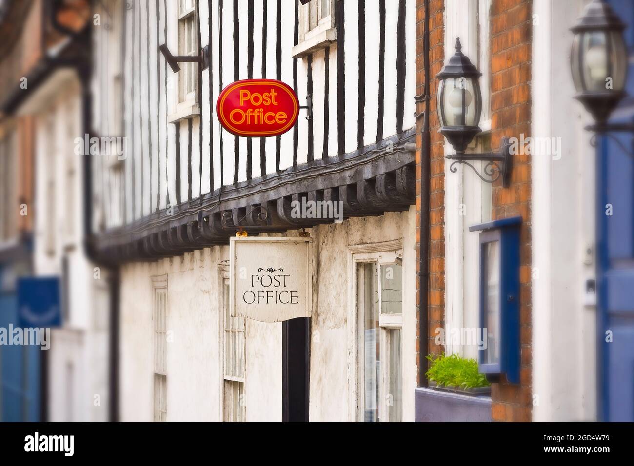 Walsingham, Norfolk, England - 18. Mai 2012: britische Post mit einem roten und einem weißen Schild in einem alten Fachwerkgebäude. Stockfoto