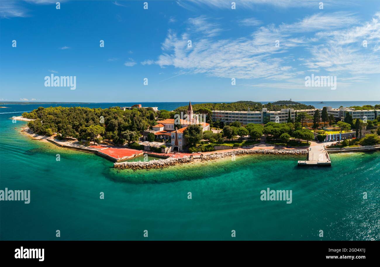 Rote Insel in der Nähe von Rovinj Stadt in Kroatien. Kroatischer Name ist Otocic Maskin. Es verfügt über ein Hotel, einen Aquapark, ein Kirchdenkmal und herrliche Strände Stockfoto