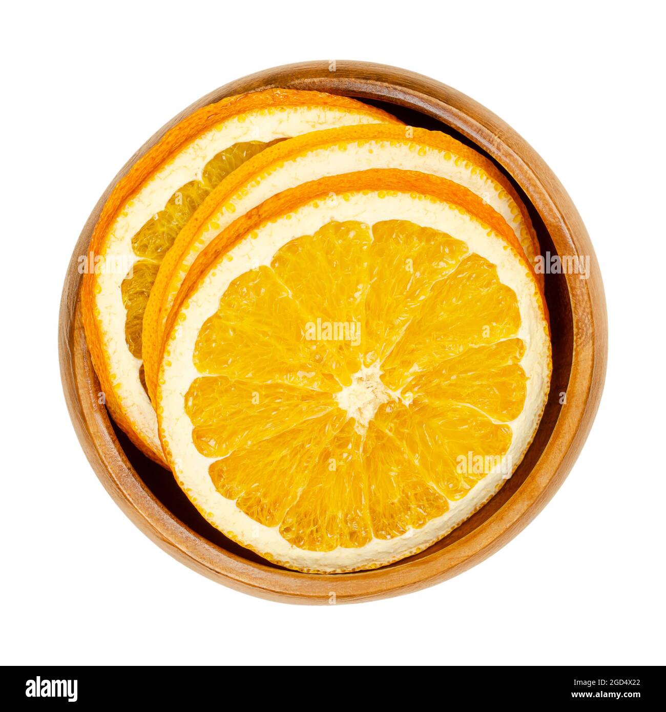 Getrocknete Orangenscheiben in einer Holzschale. Orangen, in Querschnitte geschnitten, in Scheiben geschnittene Früchte, als aromatisch riechende Weihnachtsdekoration verwendet. Stockfoto