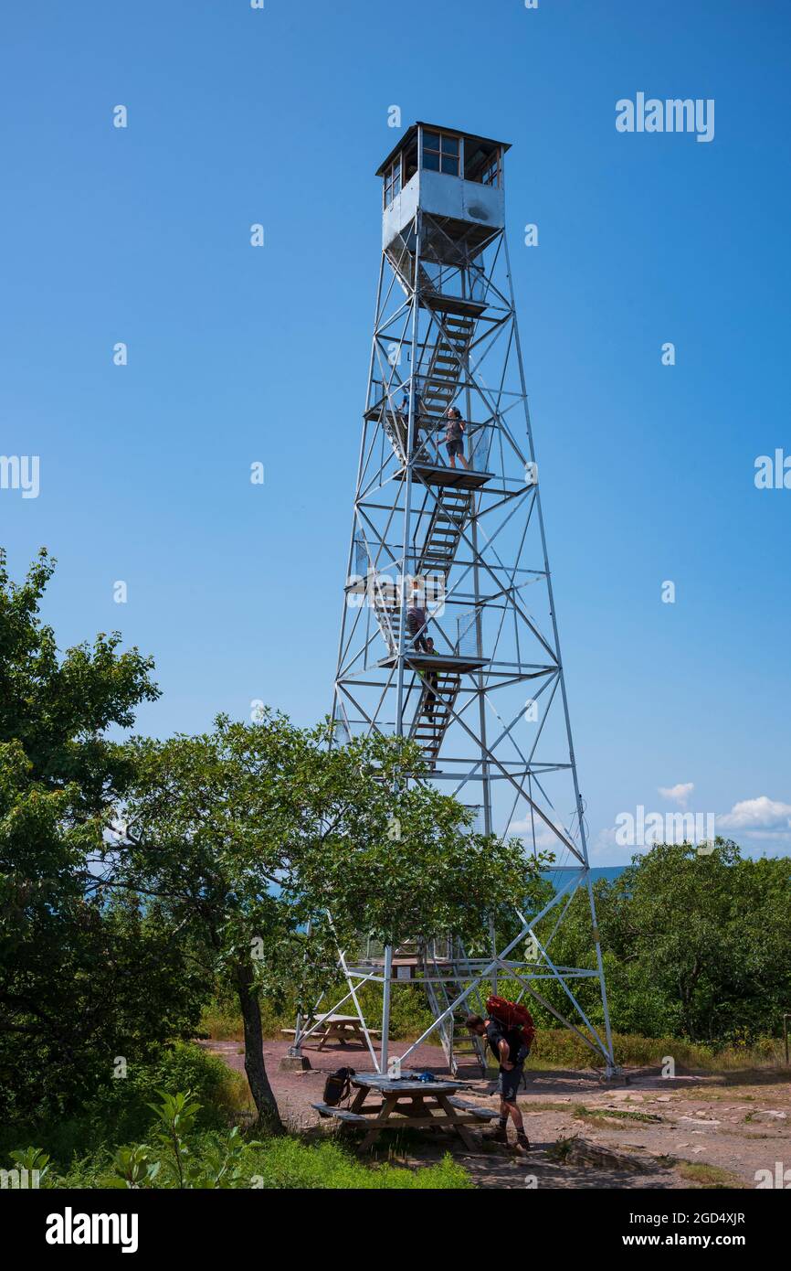 Woodstock, NY, USA - 8. Aug 2021: Der Feuersmann auf dem Gipfel des Overlook Mountain, mit einer Höhe von 3,140′ in den zentralen Catskill Mountains, ist ein Stockfoto