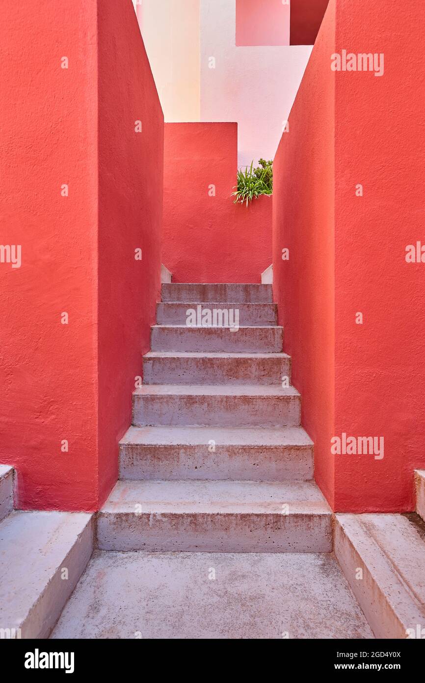 Geometrisches rotes Gebäudedesign. Die rote Mauer, La manzanera. Calpe, Spanien Stockfoto