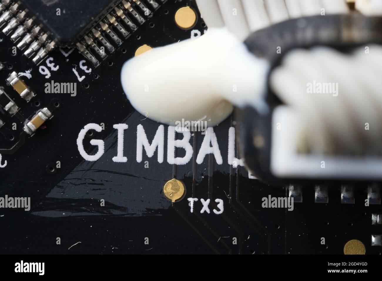 Super Makro Nahaufnahme von Gimbal-Bereich auf einer elektronischen Drohne Leiterplatte. Moderne Technologie und Komponenten, die eine Kamerastabilisierung vorantreiben. Stockfoto