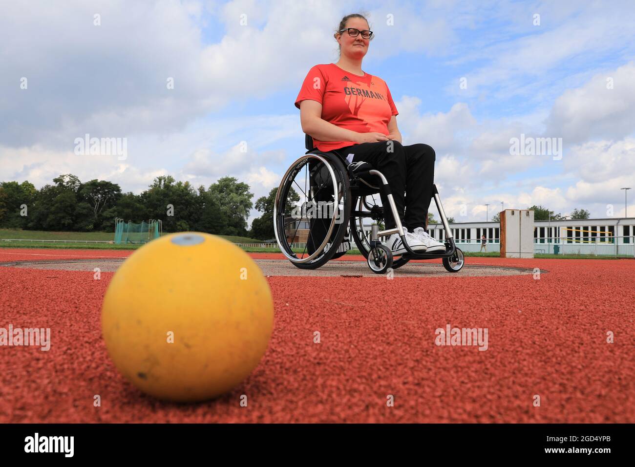 Magdeburg, Deutschland. August 2021. Schussputter Marie Brämer-Skowronek vom SC Magdeburg auf dem Trainingsgelände. Der Athlet startet diese Woche zu den XVI. Paralympischen Sommerspielen in Japan. Die 30-Jährige begann 2006 ihre sportliche Karriere. Bei den Paralympics in London 2012 feierte sie ihren bisher größten sportlichen Erfolg mit der Silbermedaille im Speer. Quelle: Peter Gercke/dpa-Zentralbild/dpa/Alamy Live News Stockfoto