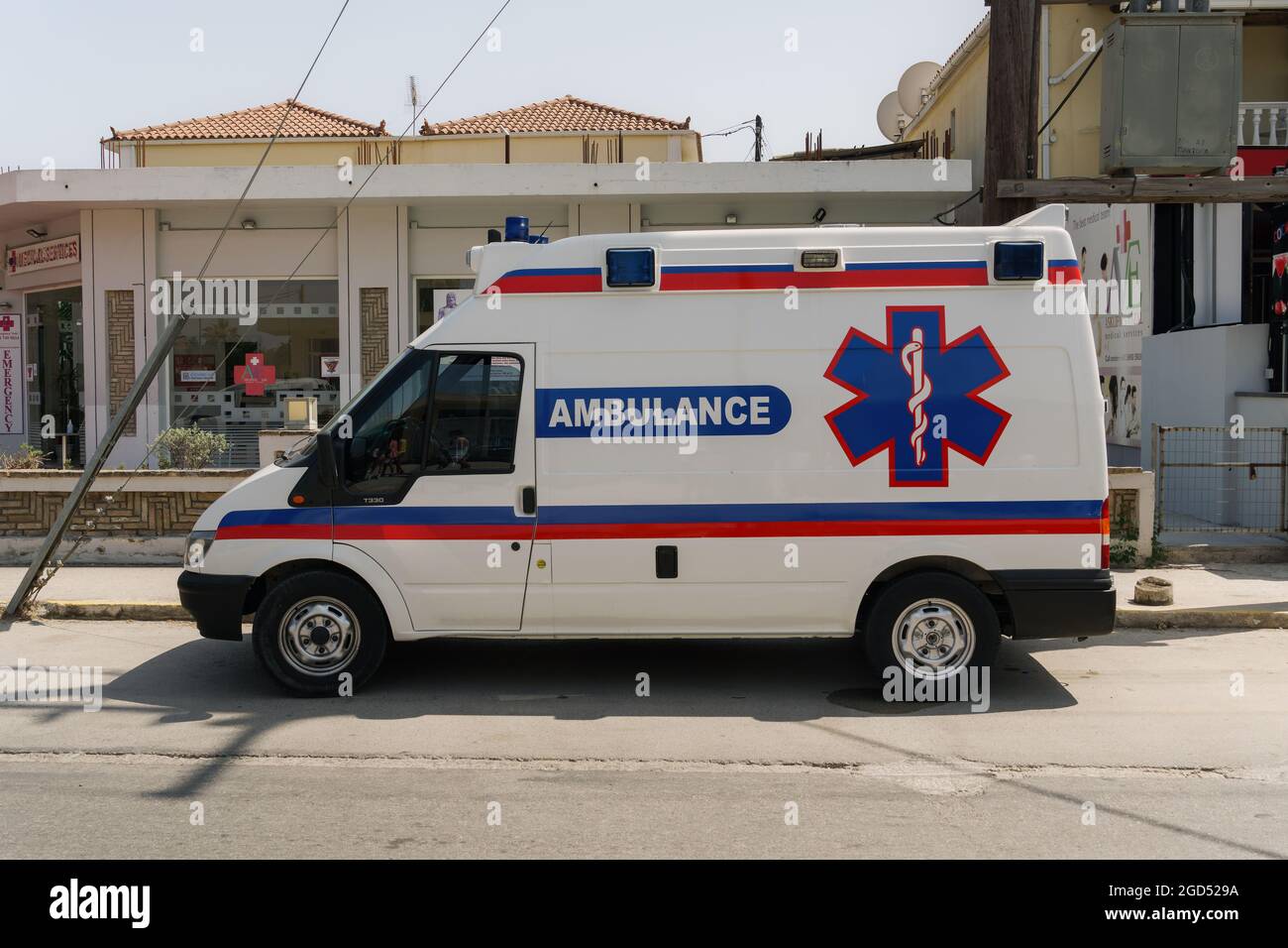 Zakynthos griechischer Notdienst privater Krankenwagen auf der Straße. Hellenic EMS Medical Sanitäter Service Auto geparkt auf einer Laganas Dorfstraße auf den ionischen Inseln. Stockfoto