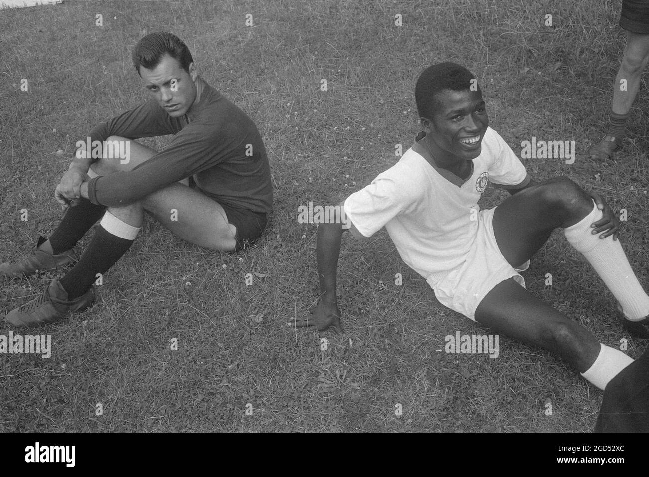 Guy ACOLATSE, rechts, Togo, Fußballspieler, sitzt auf dem Platz, hier mit Torwart Hans-Joachim THOMS, links, (FC St. Pauli Hamburg) Guy Acolatse war der erste farbige Spieler im Bundesligafußball, 04.08.1963 Â Stockfoto