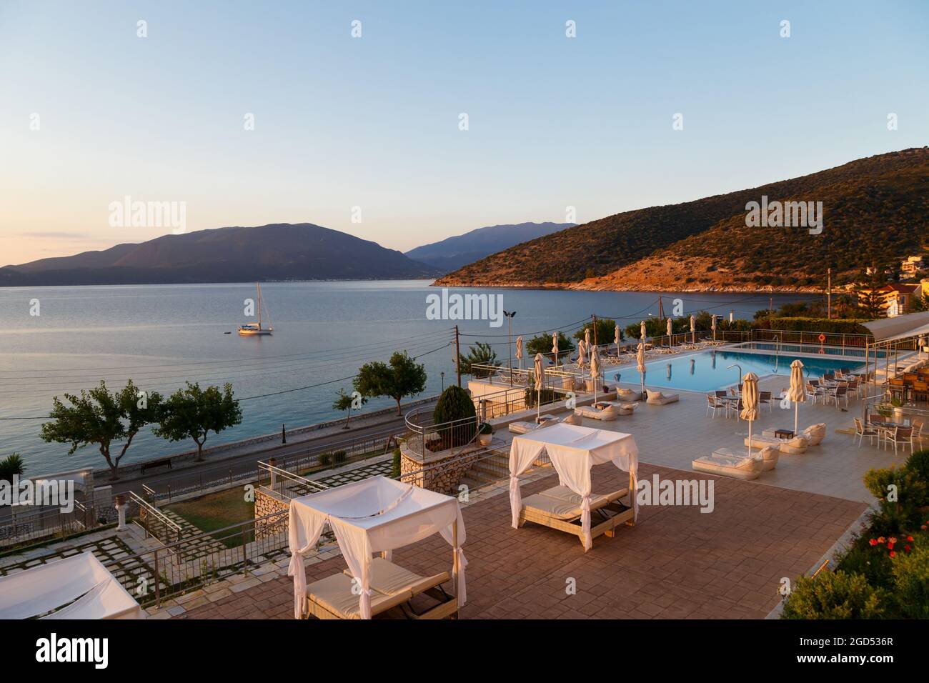 Sonnenaufgang auf der griechischen Insel. Schöne Aussicht auf Agia Efimia Bucht am frühen Morgen, Insel Cefalonia, Griechenland Stockfoto