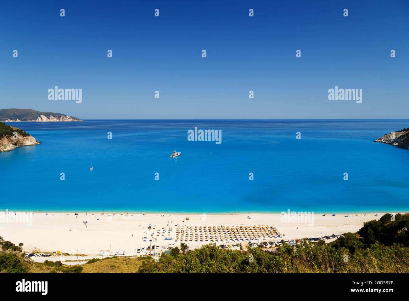Fantastischer Panoramablick auf Myrtos Beach mit türkisblauem und ionischem Meerwasser. Sommerlandschaft von berühmten und äußerst beliebten Reiseziel in Cefalonia, Griechenland, Europa Stockfoto