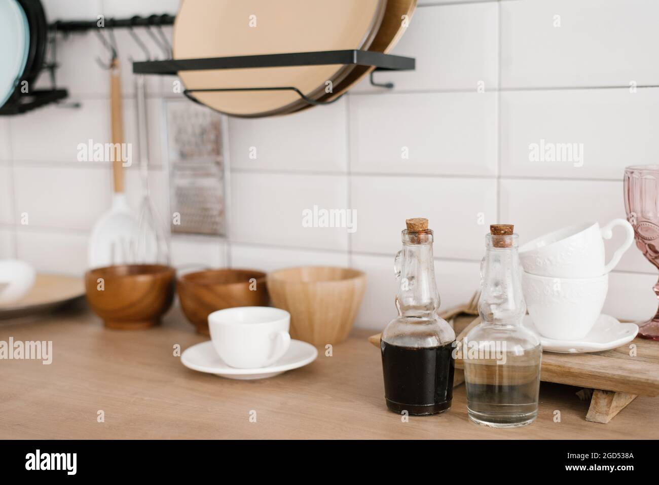 Saucen in Glasflaschen gehören zu den Küchenutensilien Stockfoto