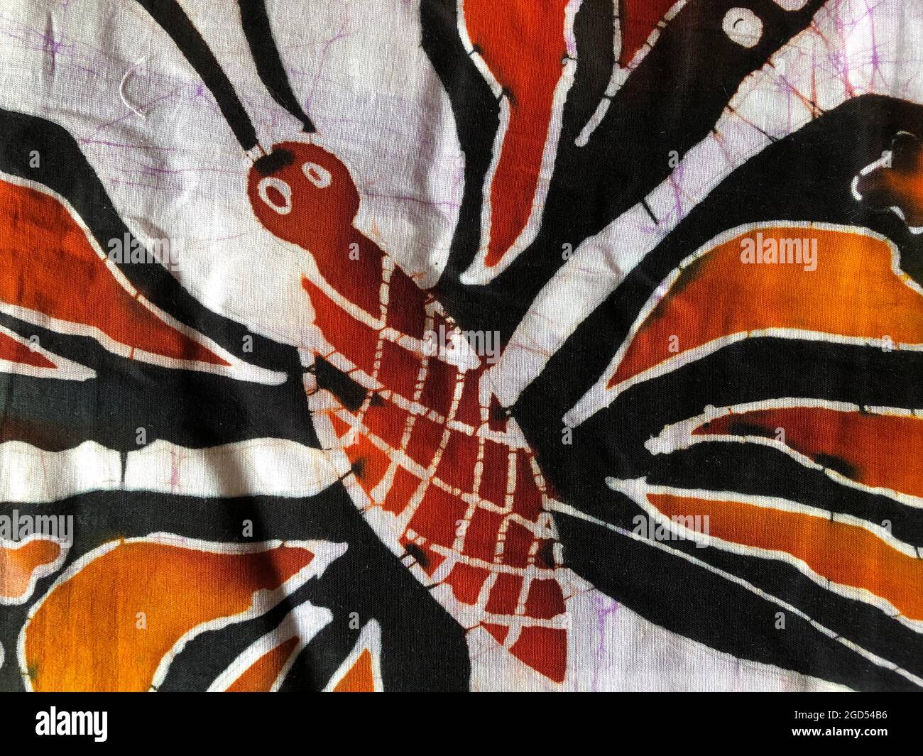 Wie Batik Stoff appliziert, Nahaufnahme der Stoffmalkunst mit Batik-Technik Stockfoto