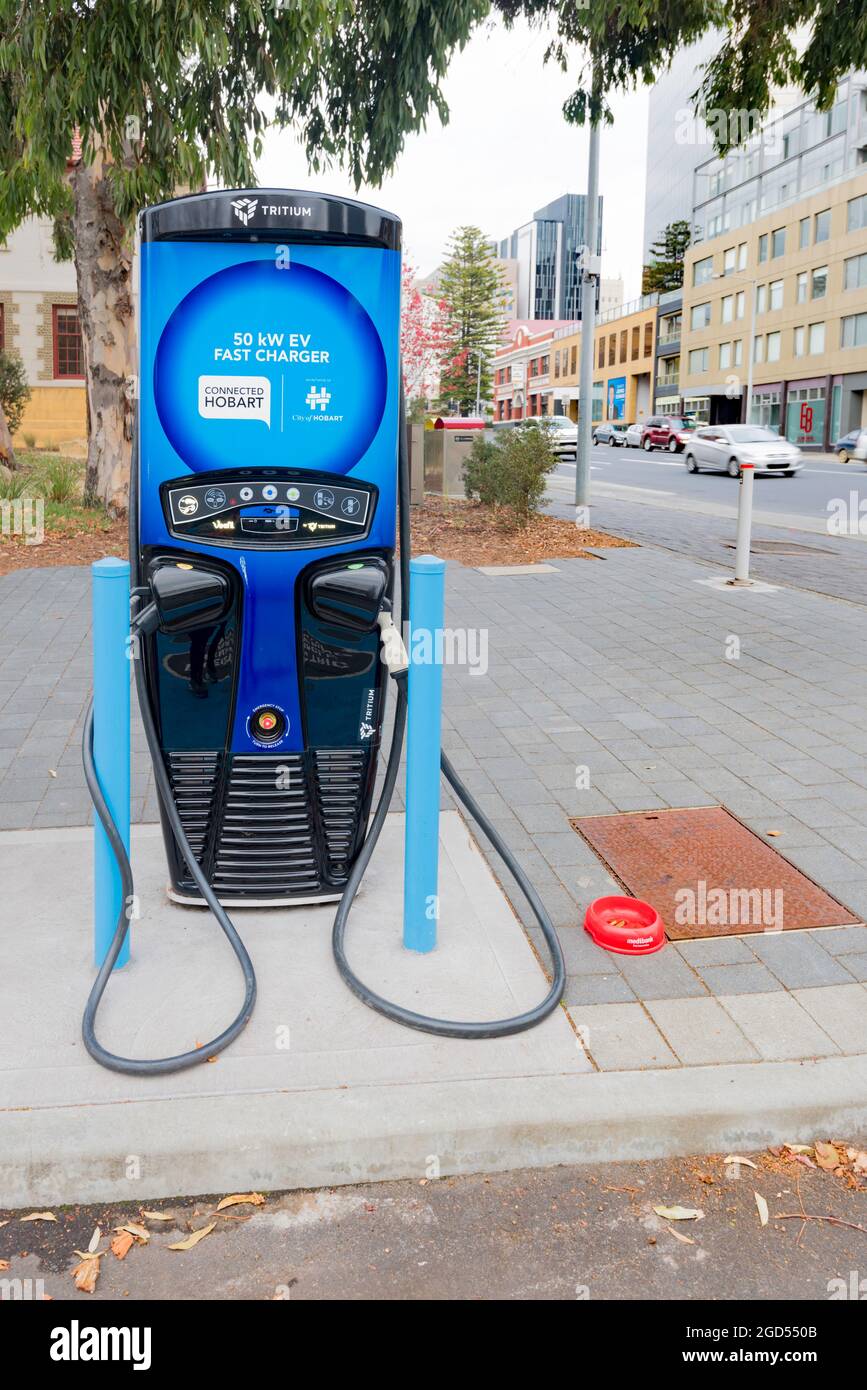 Eine Batterieladestation für Elektrofahrzeuge (EV) auf einem Parkplatz im Zentrum von Hobart in Tasmanien, Australien Stockfoto