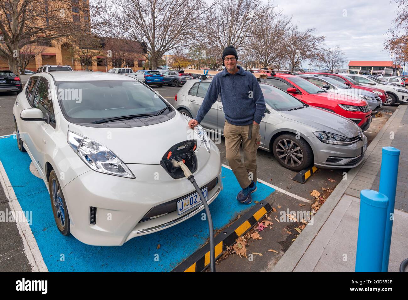 Mai 2021: Hamish Stanley ist sehr zufrieden mit seinem EV-Auto, mit dem er zwischen Bruny Island und dem Zentrum von Hobart, Tasmanien, Australien pendeln kann Stockfoto