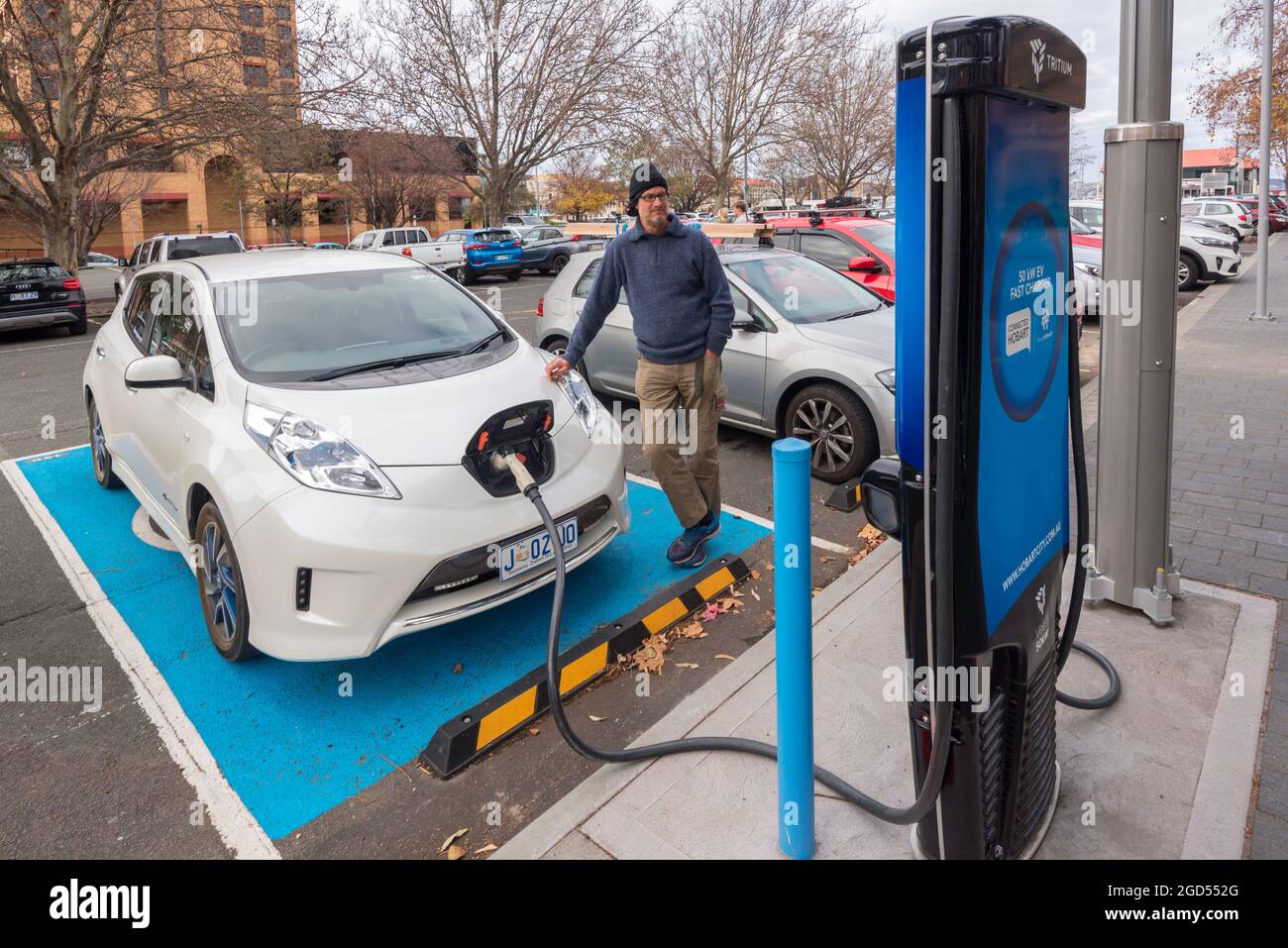Mai 2021: Hamish Stanley ist sehr zufrieden mit seinem EV-Auto, mit dem er zwischen Bruny Island und dem Zentrum von Hobart, Tasmanien, Australien pendeln kann Stockfoto