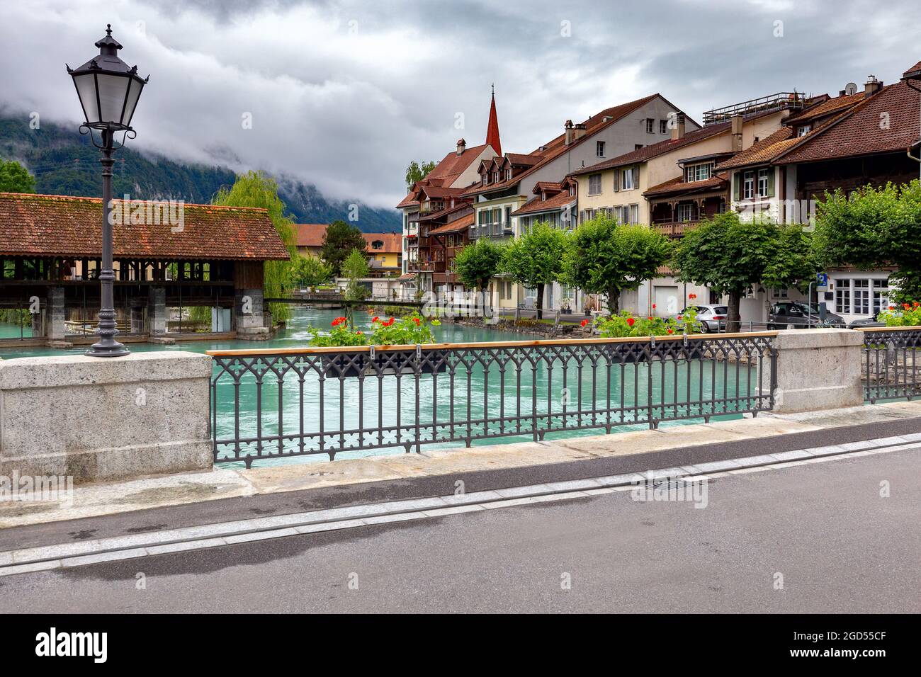 Blick auf den alten mittelalterlichen Holzdamm und die Mühle an der Aare. Interlaken. Schweiz. Stockfoto