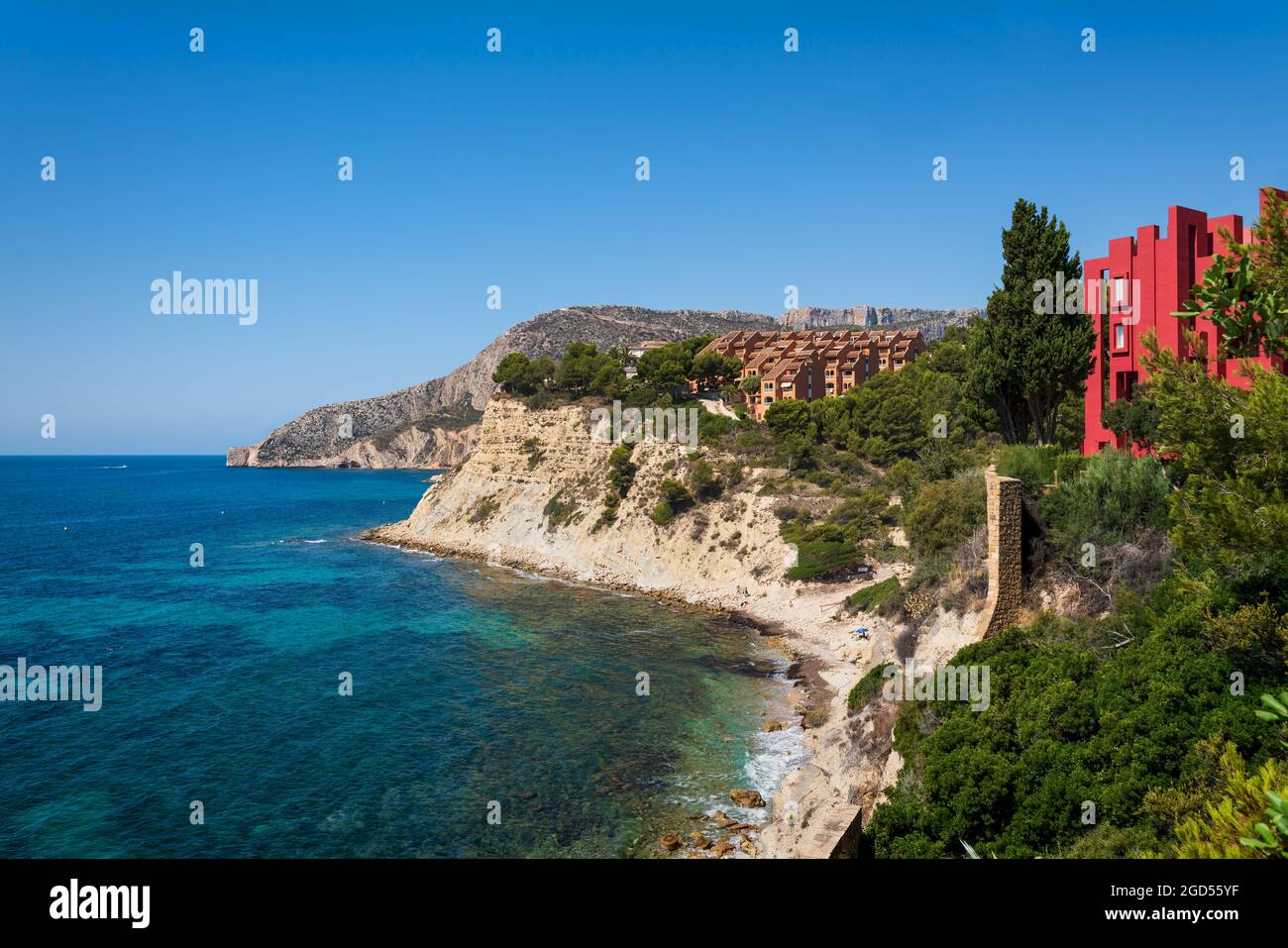 Das postmoderne Appartementgebäude 'La Muralla Roja', die rote Mauer, vom Architekten Ricardo Bofill an der Meeresküste in Calpe, Spanien Stockfoto