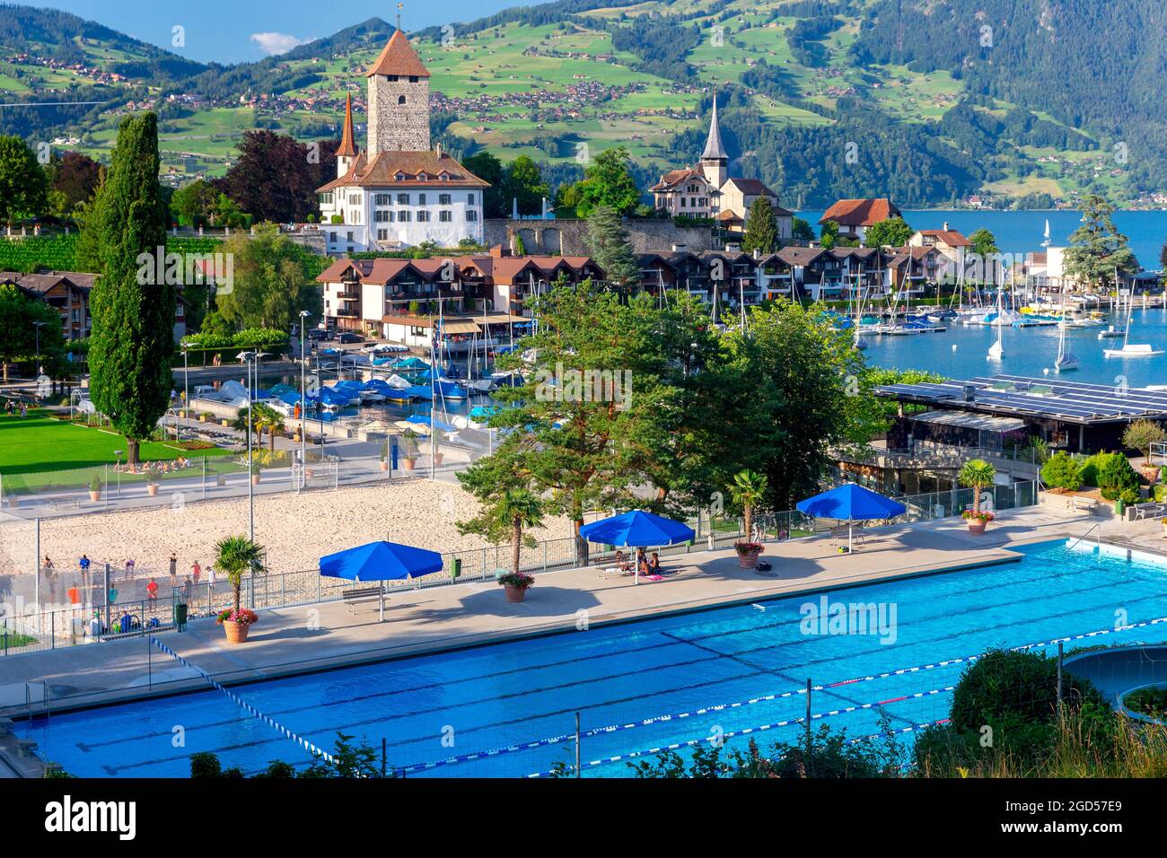 Typisches Schweizer Dorf Spiez am Ufer des Thunersees. Schweiz. Stockfoto