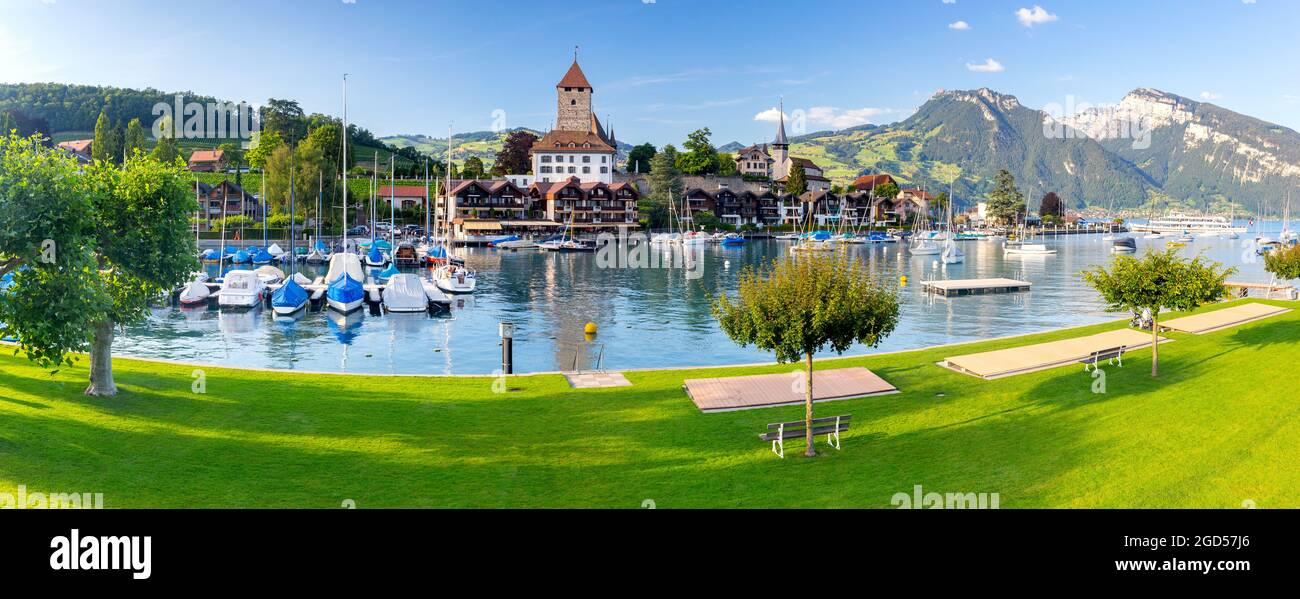 Panoramablick auf das Schweizer Dorf Spiez am Ufer des Thunersees. Schweiz. Stockfoto