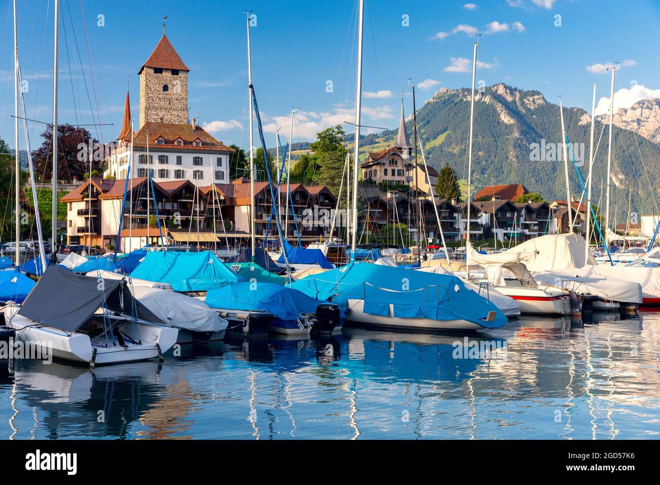 Typisches Schweizer Dorf Spiez am Ufer des Thunersees. Schweiz. Stockfoto
