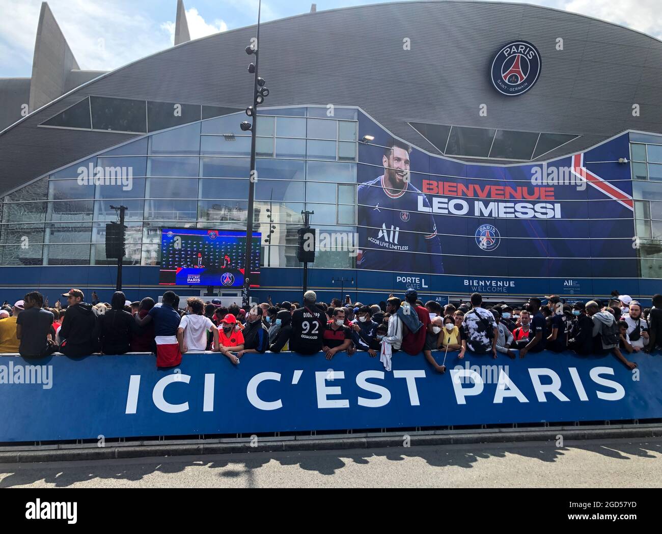 Paris, Frankreich. August 2021. Fans des FC Paris Saint-Germain begrüßen den neuen Spieler Lionel Messi während seiner Pressekonferenz im Stadion Parc des Princes. Der argentinische Spieler Leo Messi unterzeichnete einen zwei-Jahres-Vertrag mit PSG, mit der Option, sich um ein weiteres Jahr zu verlängern. Kredit: Dmitry Orlov/TASS/Alamy Live Nachrichten Stockfoto