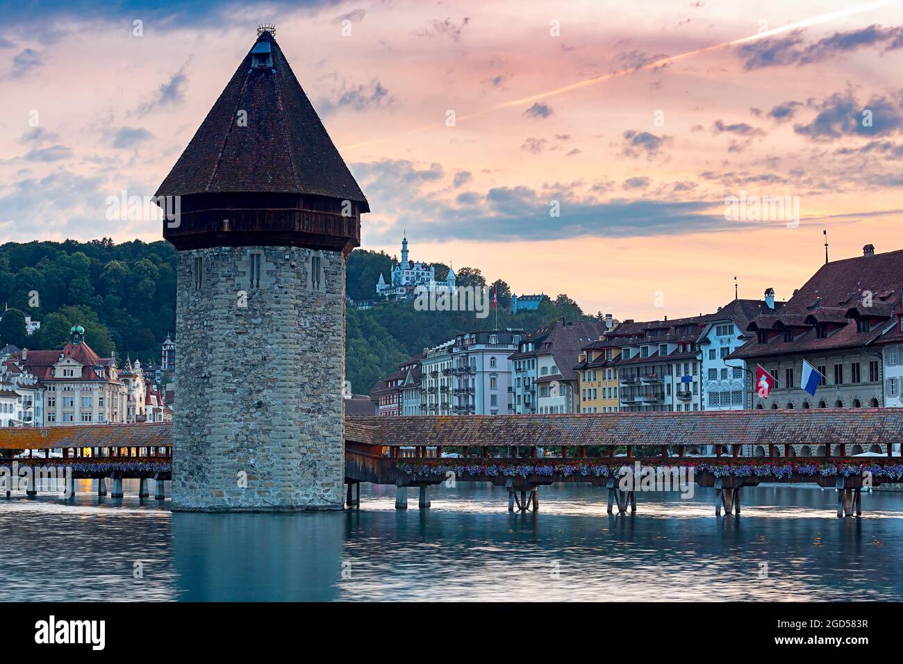 Panoramablick auf die Kapelle, Kapellbrücke, Wasserturm im Laternenlicht  bei Sonnenaufgang. Luzern. Schweiz Stockfotografie - Alamy