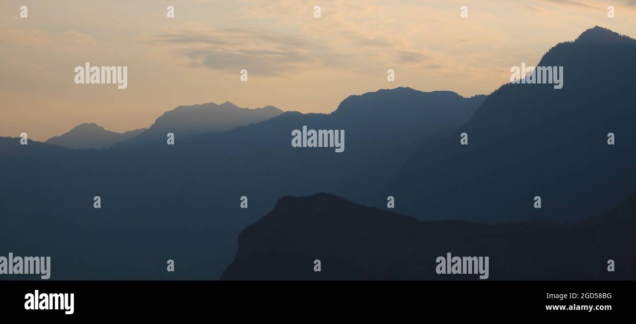 Umrisse der Berge im Kanton St. Gallen. Blick auf den Sonnenaufgang von Wangs. Stockfoto