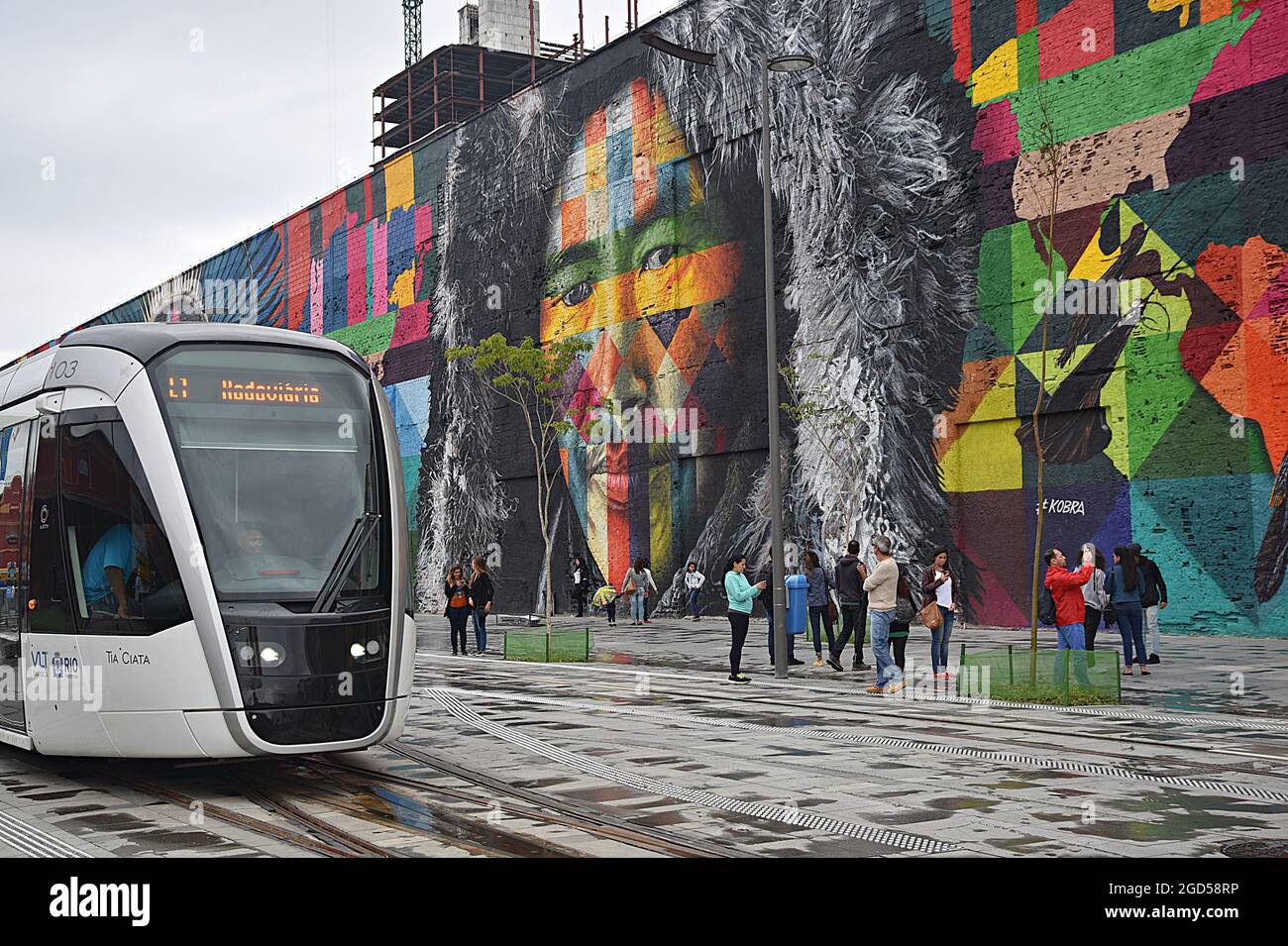 Szenischer Blick auf das Stadtbahnnetz und die Graffiti-Wandmalereien des brasilianischen Muralisten Eduardo Kobra in Rio de Janeiro, Brasilien. Stockfoto