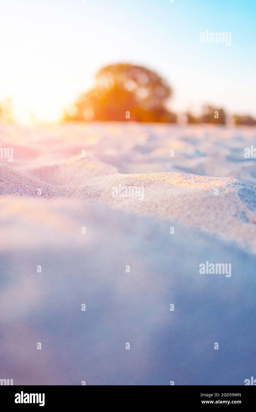 Strand- und Sandkörner in Nahaufnahme bei Sonnenuntergang, Sommer und Reise Hintergrundkonzept Stockfoto