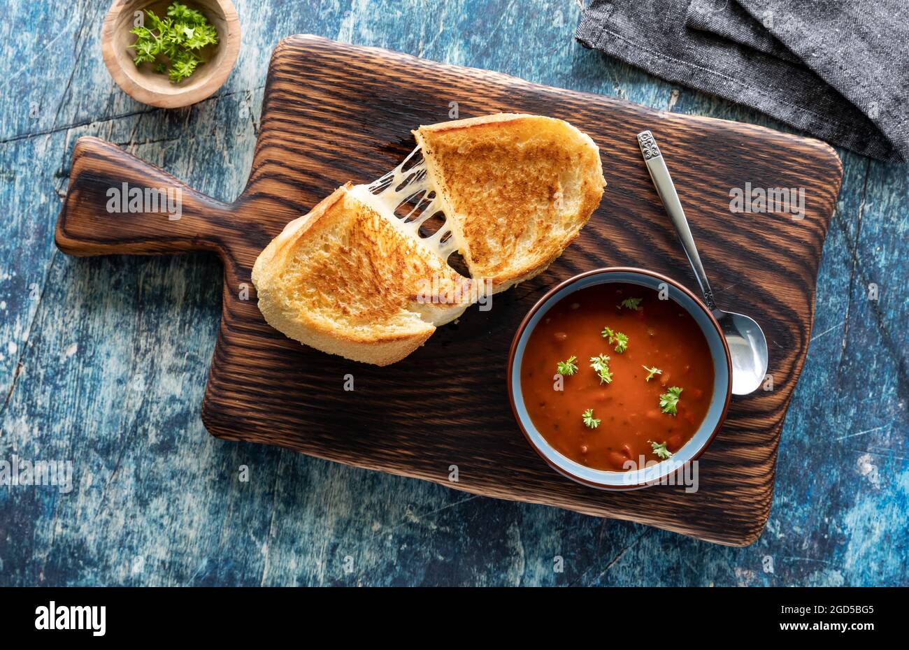 Blick von oben auf ein gegrilltes Käse-Sandwich mit Tomatensuppe, fertig zum Essen. Stockfoto