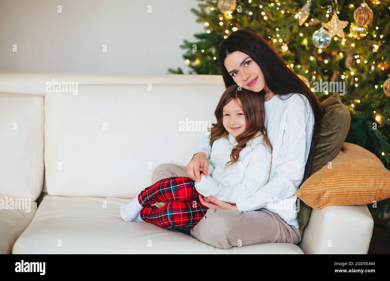 Glücklich verspielt kleines Mädchen Tochter spielen mit positiven Mutter, verbringen Zeit zusammen während der Weihnachtsferien zu Hause, Mutter und Kind Spaß in Stockfoto