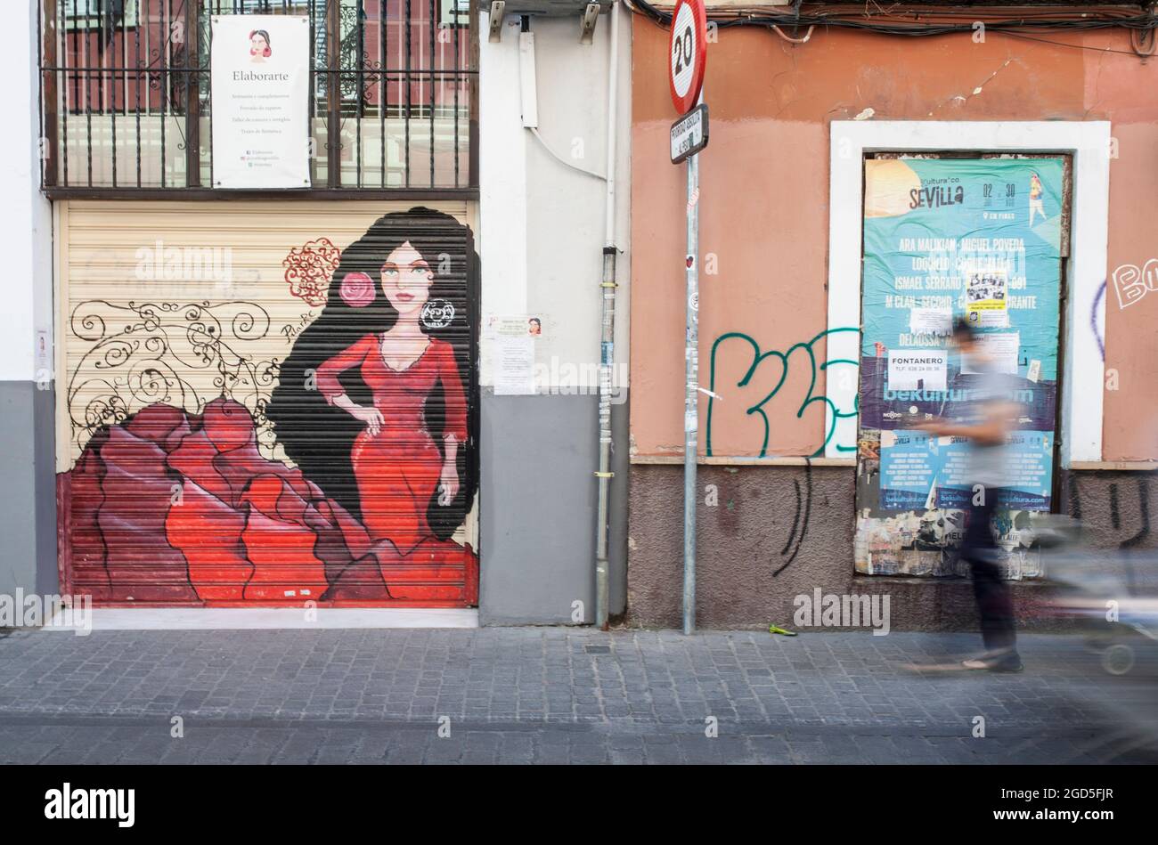 Sevilla, Spanien - 26. September 2020: Mann, der durch die engen Straßen des Viertels Macarena, Sevilla, Spanien, spaziert. Unscharfe Bewegungsaufnahme Stockfoto Sevilla, Spanien - 26. September 2020: Mann, der durch die engen Straßen des Viertels Macarena, Sevilla, Spanien, spaziert. Unscharfe Bewegungsaufnahme Stockfoto