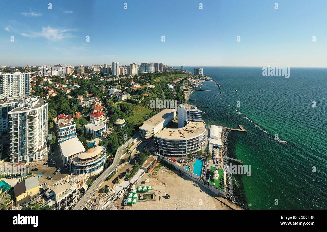 Luftpanorama der Schwarzmeerküste bei Sonnenaufgang. 10 st Fontana, Odessa Ukraine. Stockfoto