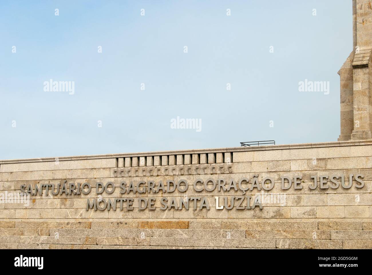 Viana do Castelo, Portugal - 30. Juli 2021: Heiligtum von Santa Luzia, der Tempel des Heiligen Herzens Jesu Berg Santa Luzia Textschild über dem Stockfoto