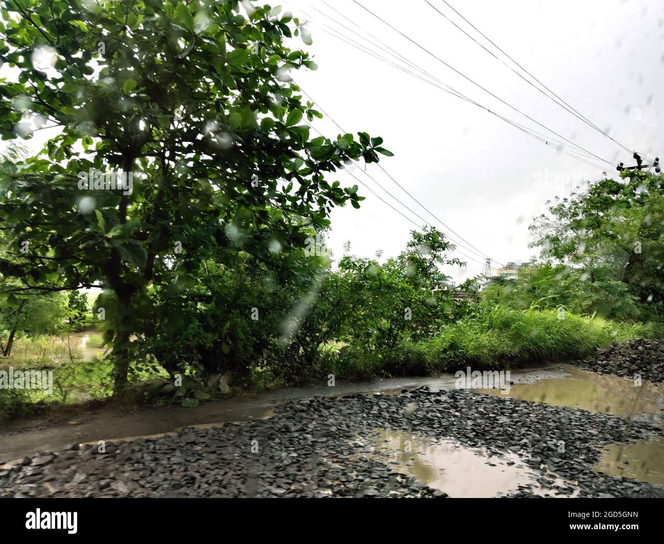 Weg mit harten Steinen und Wasser angesammelt Stockfoto
