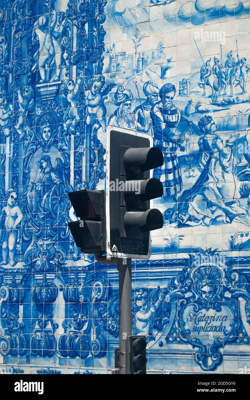 Einsame Ampel mit Azulejo im Hintergrund - Capilla de las Almas, Porto, Portugal, Vertical. Stockfoto