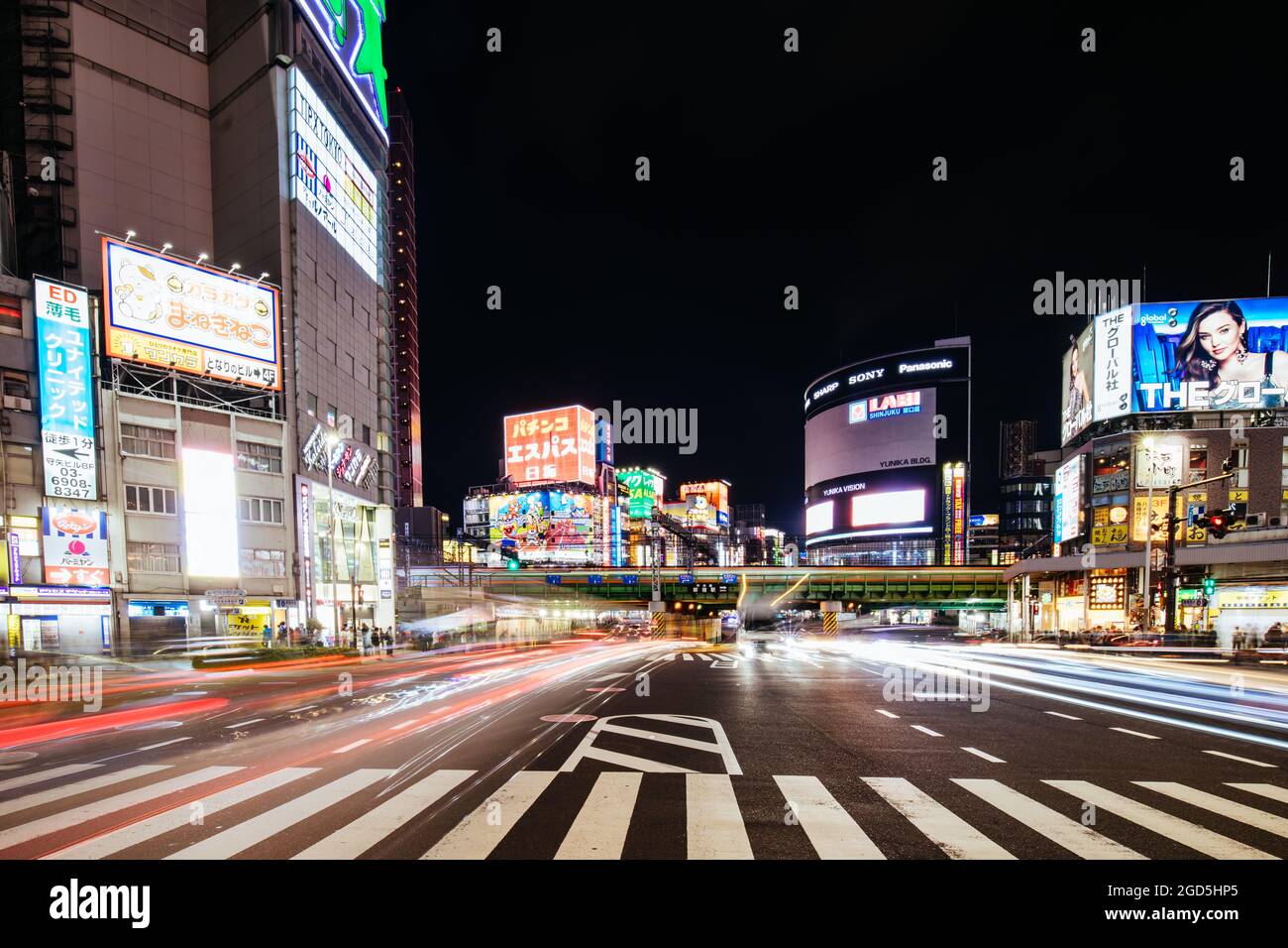 Shinjuku, Japan, 18 2019. Mai: Neonschilder beleuchten Tokyos geschäftiges Shinjuku-Viertel nachts Stockfoto