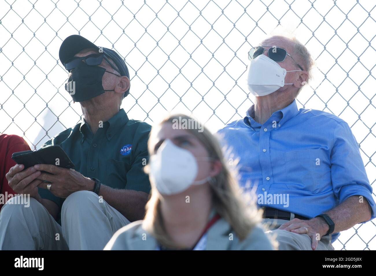 NASA-Administrator Bill Nelson, rechts, und ehemaliger NASA-Administrator Charles Bolden, links, beobachten, wie eine Northrop Grumman Antares-Rakete mit einer Cygnus-Nachversorgungssonde am Dienstag, dem 10. August 2021, von Pad-0A des Regionalraumflughafens Mittelatlantik in der Wallops Flight Facility der NASA in Virginia startet. Northrop Grummans 16. Vertraglich vereinbarte Fracht-Rückversorgungsmission mit der NASA wird der Internationalen Raumstation und ihrer Besatzung fast 8,200 Pfund an Wissenschaft und Forschung, Besatzungsmaterial und Fahrzeughardware liefern. NASA Foto von Joel Kowsky/UPI Stockfoto