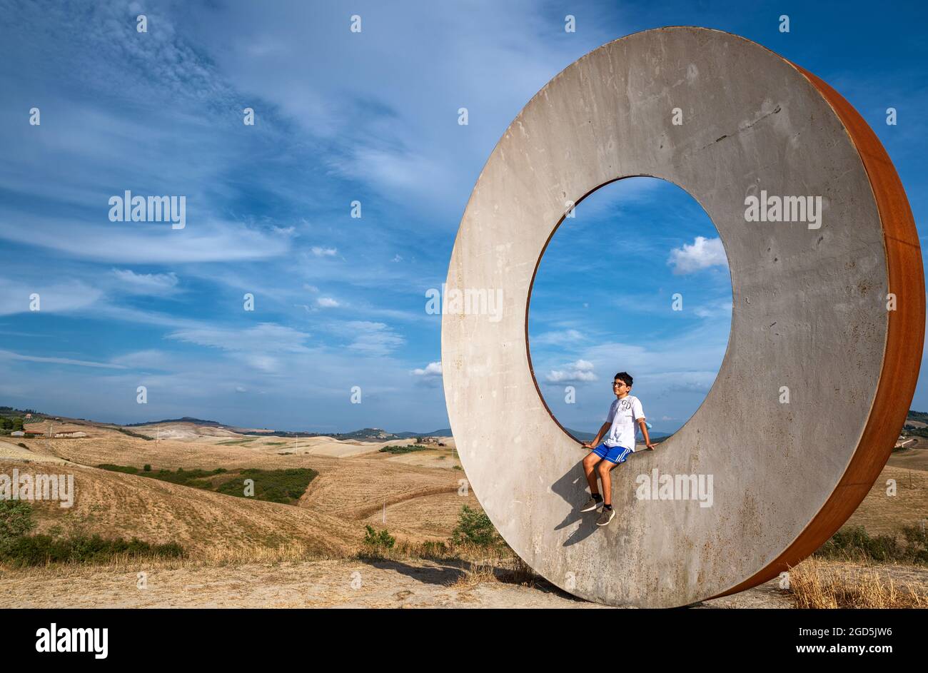 Volterra, Toskana, Italien. August 2020. Auf dem Land der Stadt lenkt eine Installation moderner Kunst die Aufmerksamkeit auf die toskanische Landschaft. Eine junge Tour Stockfoto