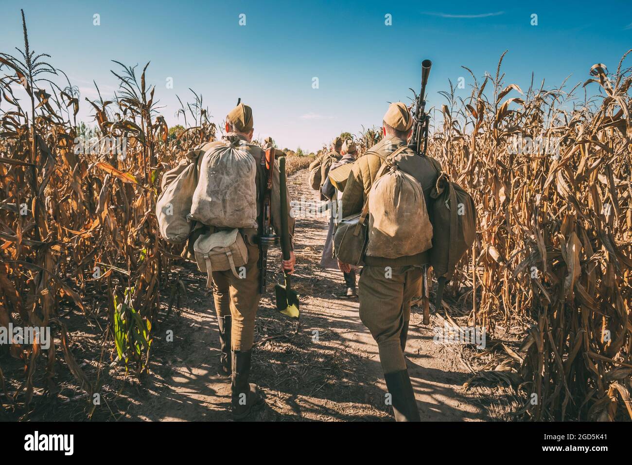 Nicht identifizierte Re-enactors gekleidet als sowjetische russische Soldaten geht entlang Waldstraße Stockfoto