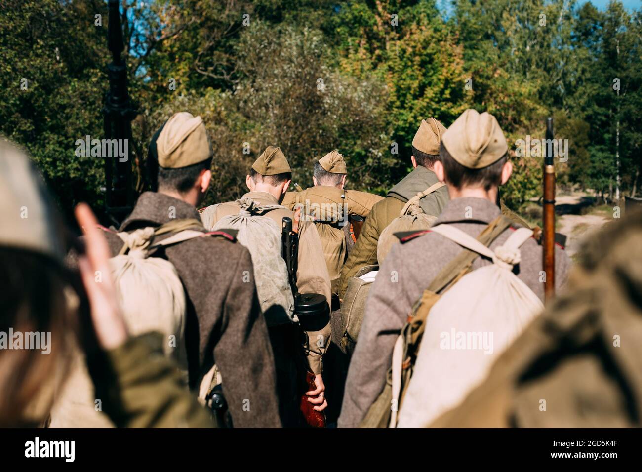 Nicht identifizierte Re-enactors, die als sowjetische russische Soldaten gekleidet sind, gehen auf die Straße Stockfoto