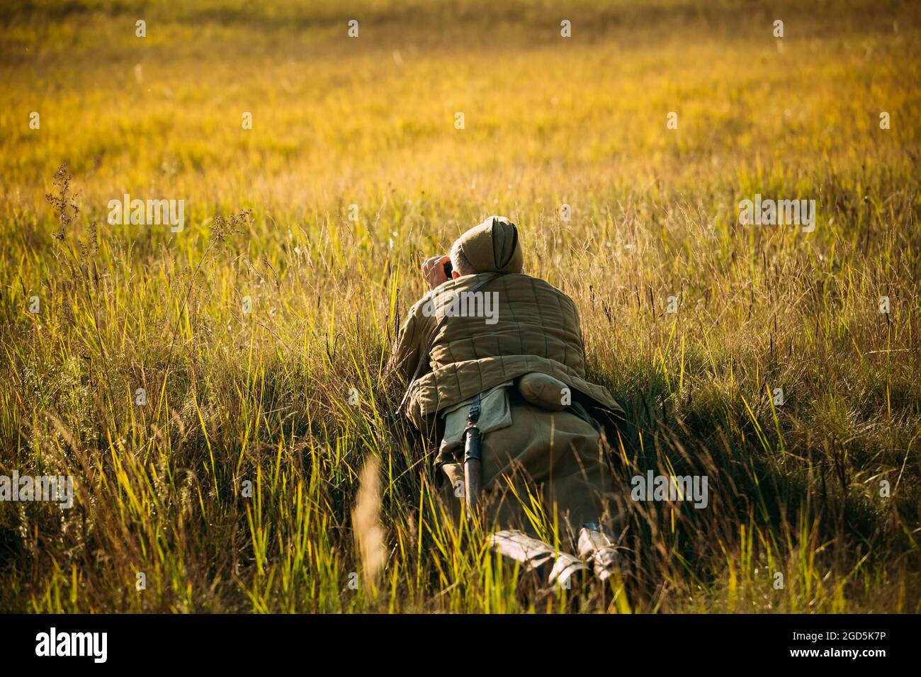 Nicht identifizierte Re-Enactor gekleidet als eine alte Armee Fernglas Sowjetsoldaten anschaut. Stockfoto