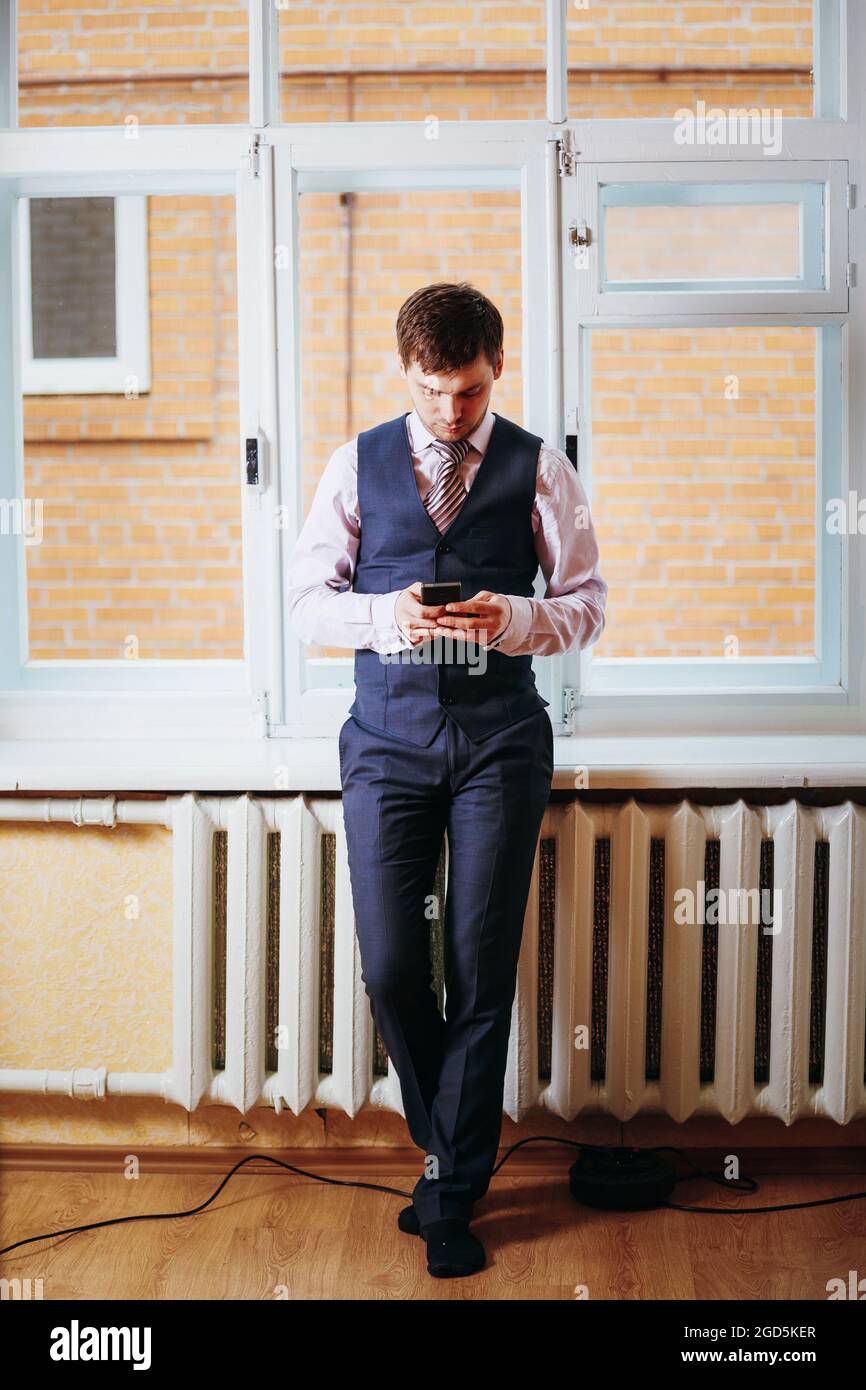 Schöner Kaukasischer Mann, Der Im Zimmer Wohnt Stockfoto