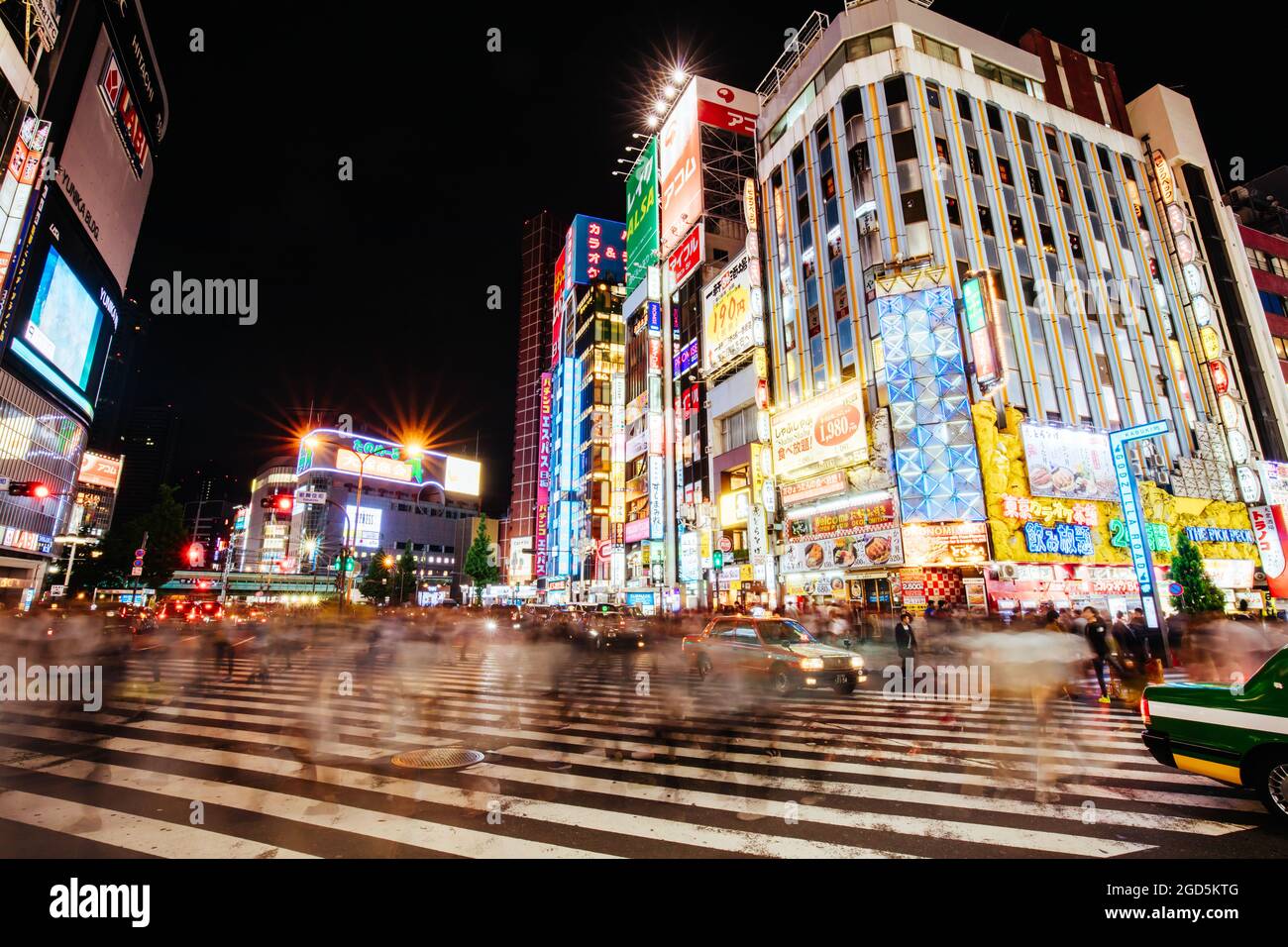 Shinjuku, Japan, 18 2019. Mai: Neonschilder beleuchten Tokyos geschäftiges Shinjuku-Viertel nachts entlang der Yasukuni-dori Ave Stockfoto