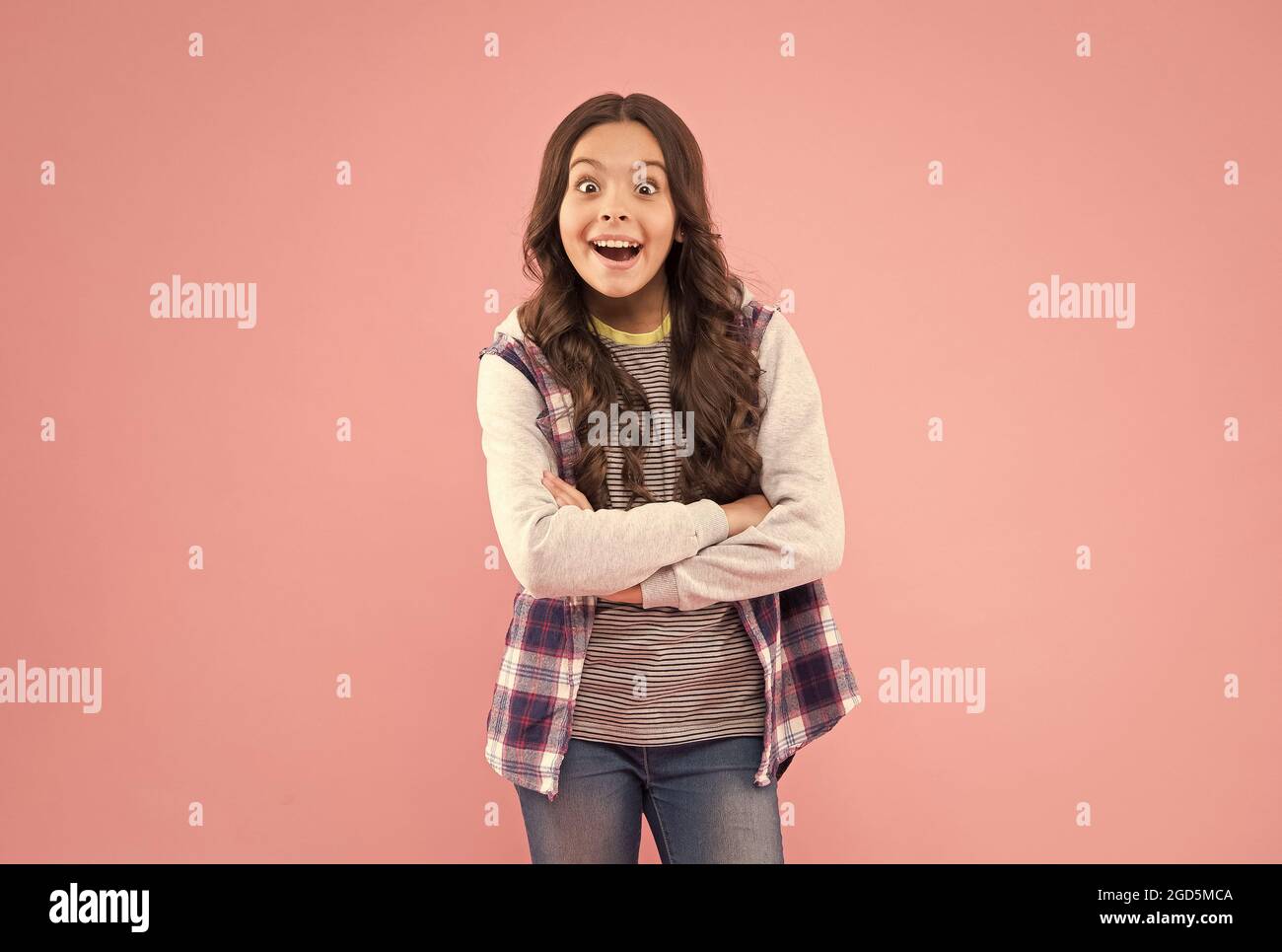 Kleines Kind im lässigen Stil halten den Mund weit offen mit Überraschung rosa Hintergrund, november 20 Stockfoto