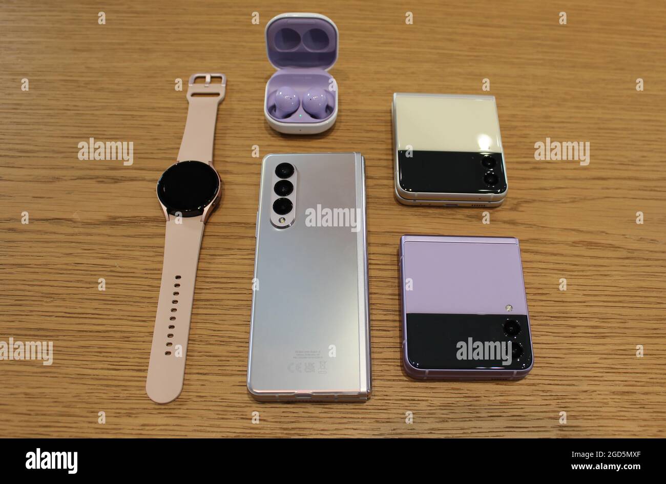 Die neuen Samsung Galaxy Z Fold3 und Z Flip3 mit Galaxy Watch4 und Galaxy Buds2 Ohrhörer . Samsung hat erklärt, dass die Zukunft faltbar ist, als der Technologie-Riese seine neueste Generation von Klapptelefonen vorstellte. Bilddatum: Montag, 9. August 2021. Stockfoto