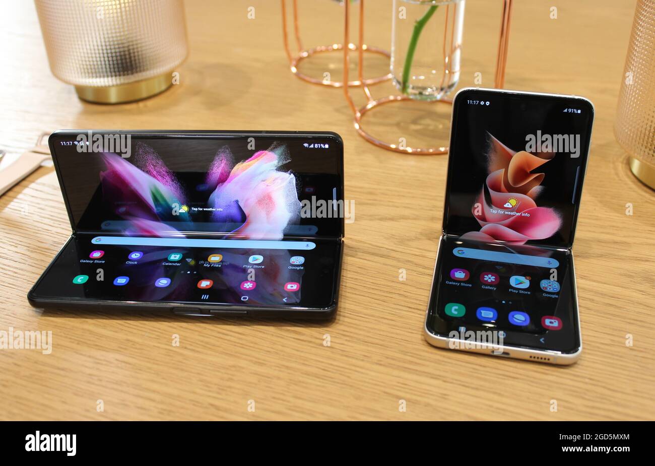 Das neue Samsung Galaxy Z Fold3 (links) und Z Flip3. Samsung hat erklärt, dass die Zukunft faltbar ist, als der Technologie-Riese seine neueste Generation von Klapptelefonen vorstellte. Bilddatum: Montag, 9. August 2021. Stockfoto