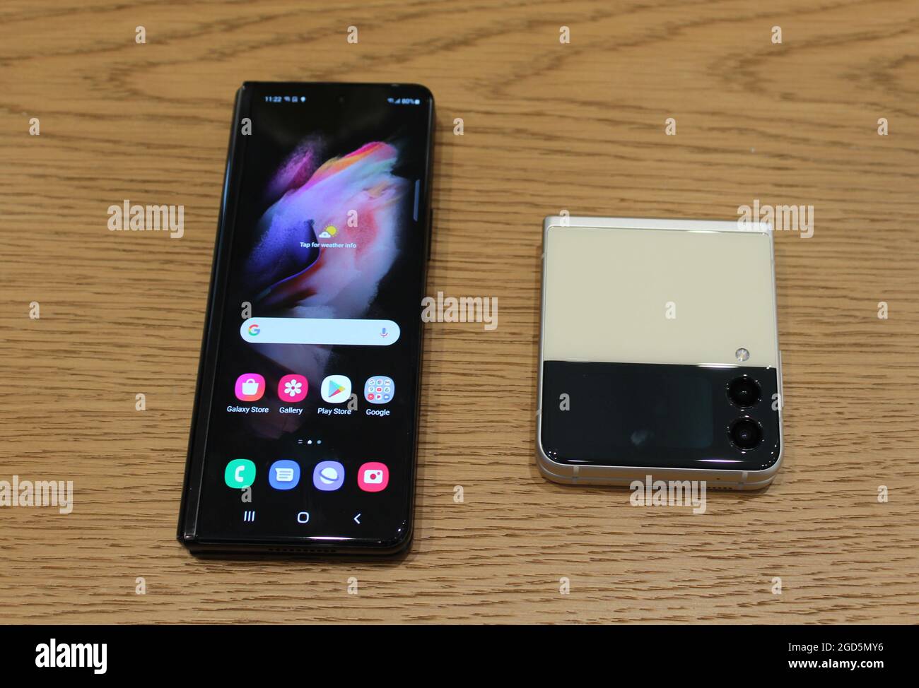 Das neue Samsung Galaxy Z Fold3 (links) und Z Flip3. Samsung hat erklärt, dass die Zukunft faltbar ist, als der Technologie-Riese seine neueste Generation von Klapptelefonen vorstellte. Bilddatum: Montag, 9. August 2021. Stockfoto