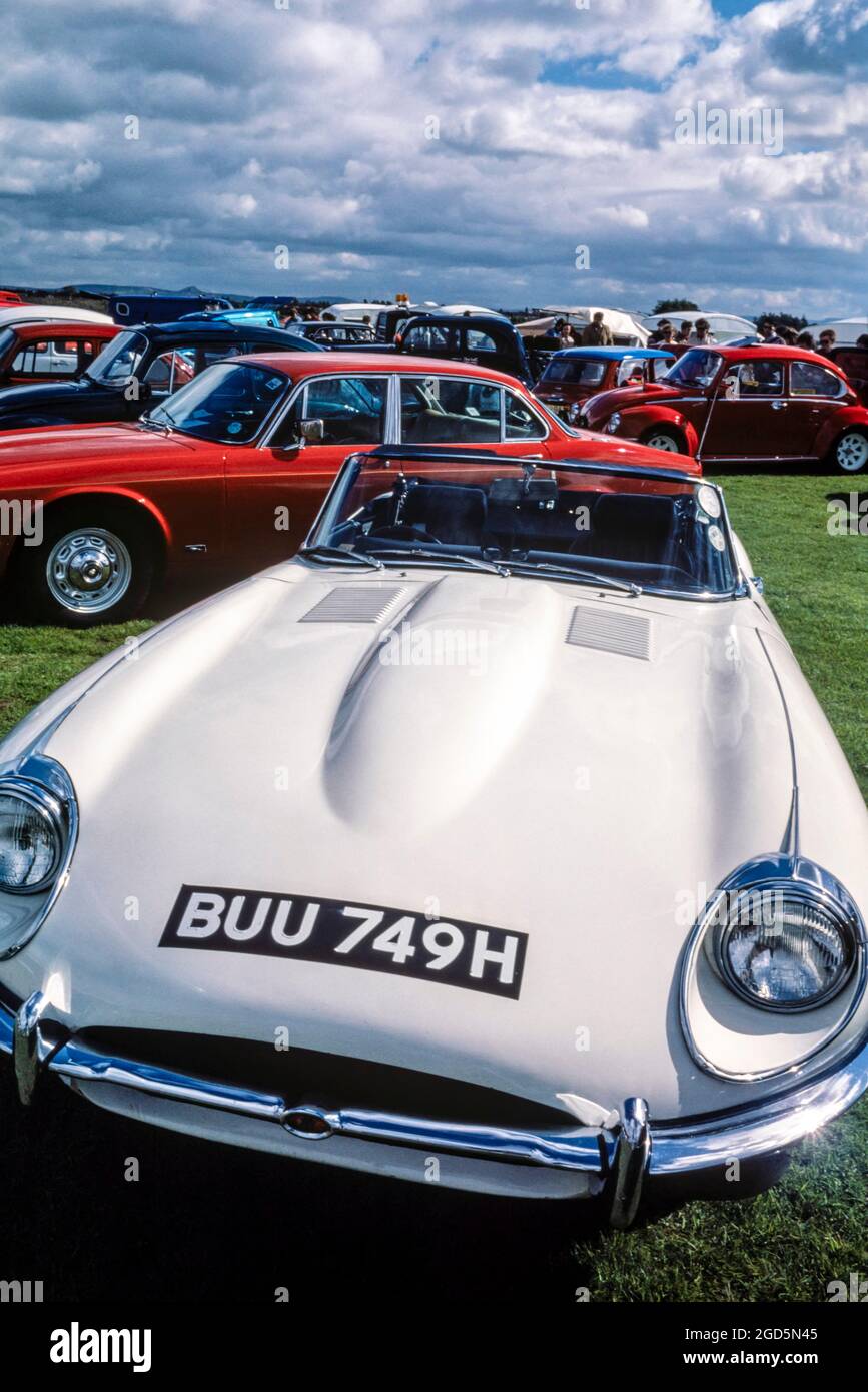 E-Typ Jaguar Oldtimer, weißes Cabriolet der Serie 1969 2, geparkt auf der Custom Car Show, Middlesbrough, Cleveland, England, Großbritannien Stockfoto