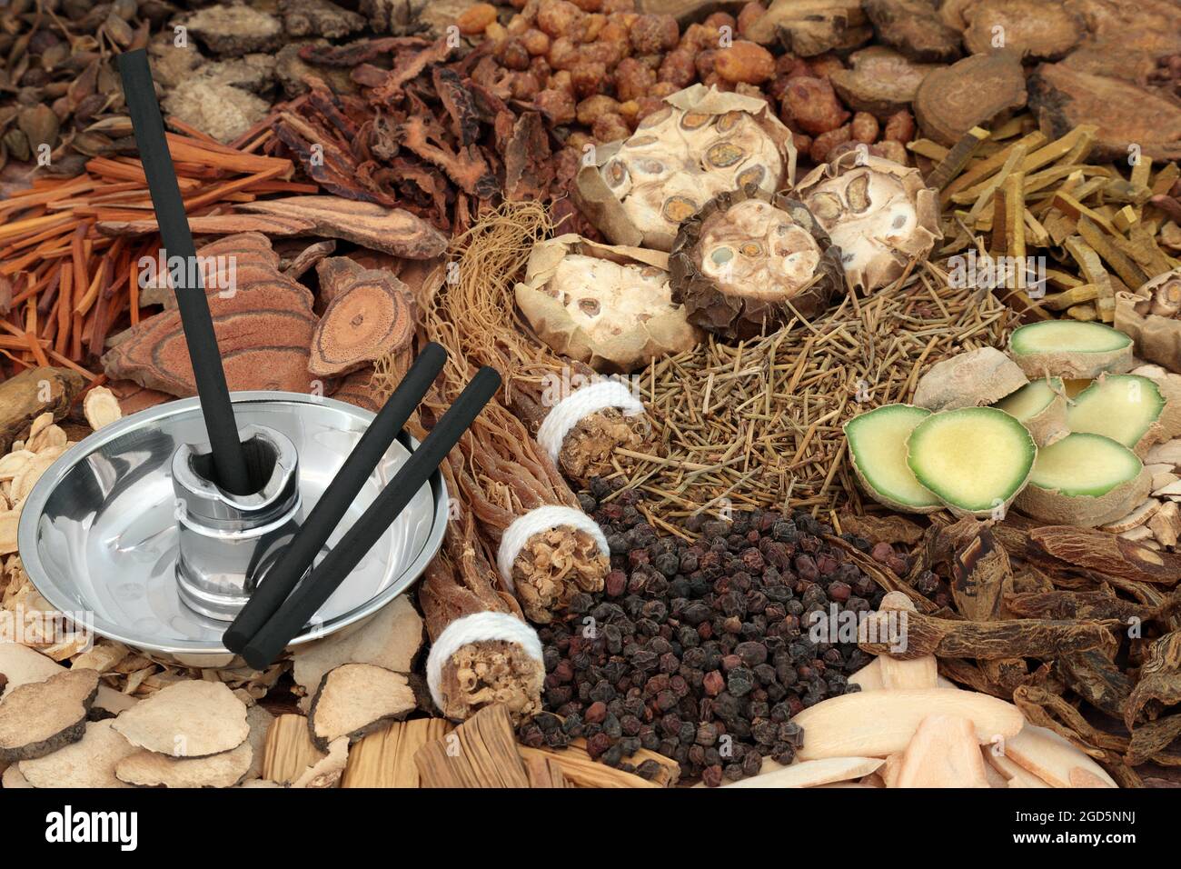 Chinesische Moxa-Sticks, die in der Moxibustion-Behandlung verwendet werden, Kräuter und Gewürze, die in der traditionellen natürlichen Kräuterpflanzenmedizin verwendet werden. Alternative Gesundheitsversorgung Konzept Stockfoto