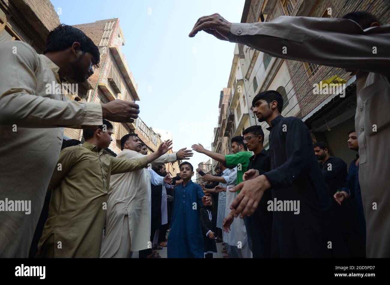 Pakistan. August 2021. Pakistanische schiitische Muslime nehmen an einer Muharram-Prozession Teil. Muharram, der erste Monat des islamischen Kalenders, ist ein Monat der Trauer zum Gedenken an das Martyrium von Imam Hussein, dem Enkel des Propheten Mohammed. (Foto: Hussain Ali/Pacific Press) Quelle: Pacific Press Media Production Corp./Alamy Live News Stockfoto